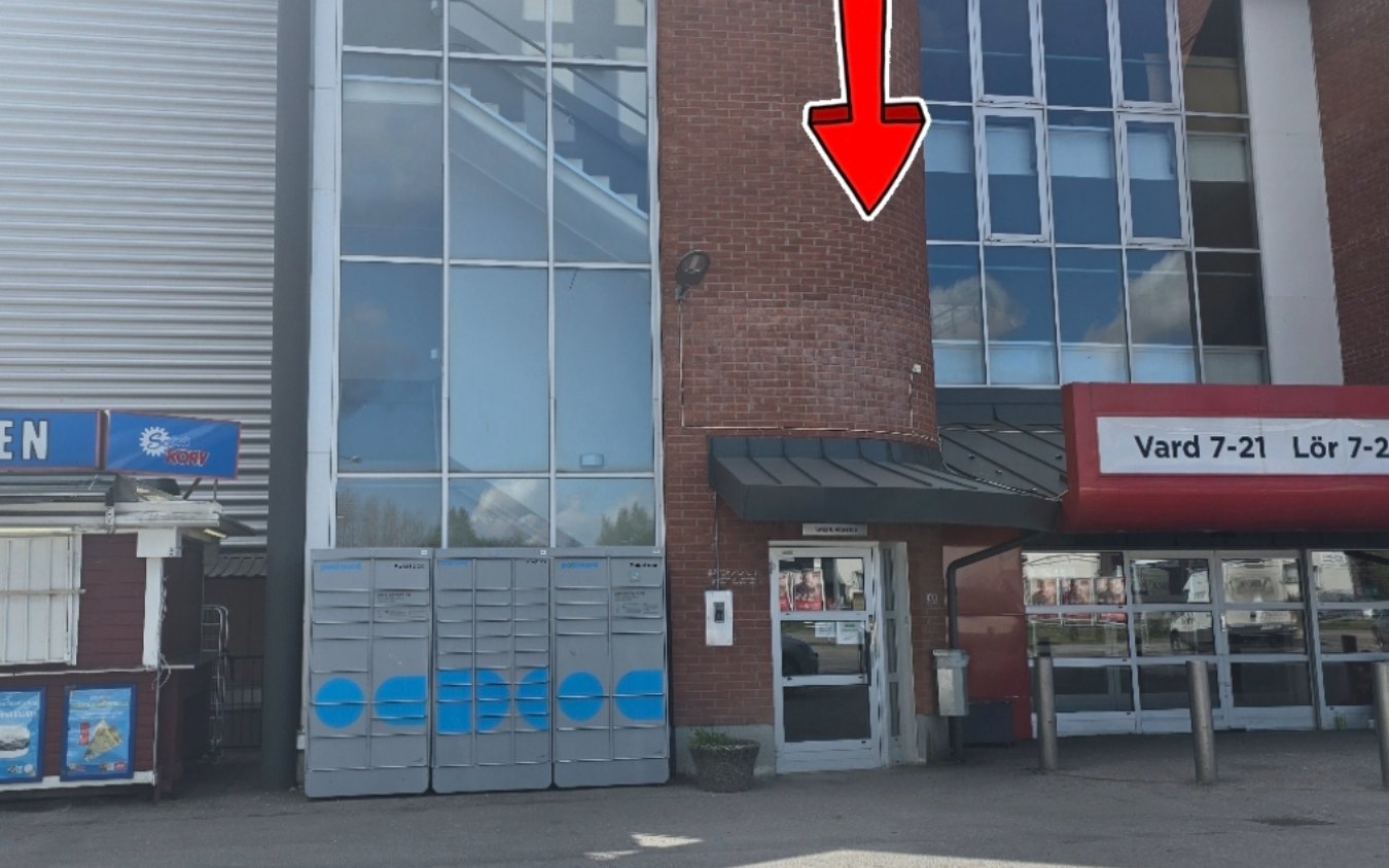 Entrén till Lilly Body Space i Willys-byggnaden på Balticvägen 2